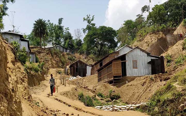 কক্সবাজারে ১২ হাজার পরিবারের ঝুঁকিপূর্ণ বসবাস, পাহাড় ধ্বসে মৃত্যুর আশঙ্কা