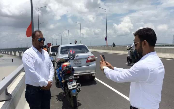 পদ্মা সেতুর ওপর গাড়ি থামিয়ে ছবি তোলার হিড়িক
