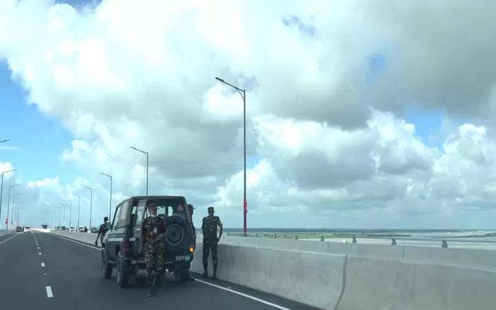 পদ্মা সেতুতে থামতে দেয়া হচ্ছে না কাউকে, চলছে সেনাবাহিনীর টহল
