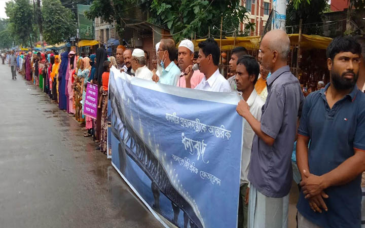 চার দফা দাবিতে রংপুরে বিড়ি শ্রমিকদের মানববন্ধন ও স্মারকলিপি প্রদান