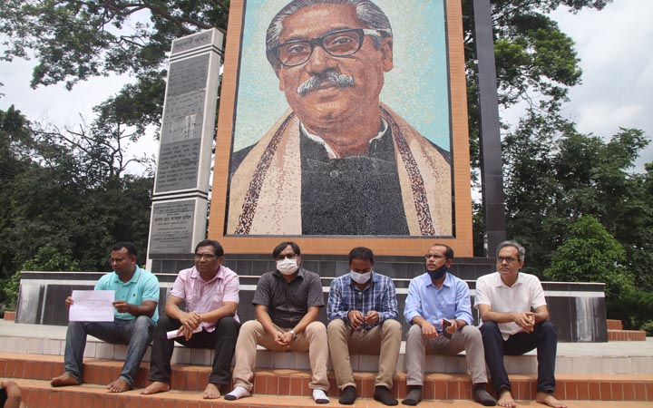 মুজিব ম্যুরালে অবস্থান নিয়ে শিক্ষক হত্যা ও লাঞ্ছনার প্রতিবাদ ইবি শিক্ষকদের