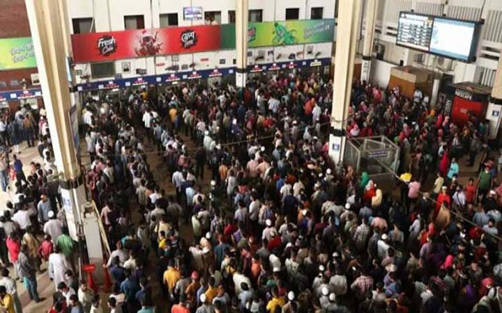 কমলাপুরে দ্বিতীয় দিনও উপচেপড়া ভিড়