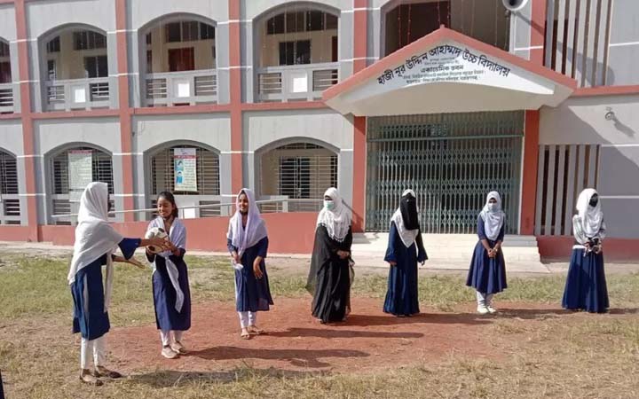 শিক্ষকের বেতের আঘাতে দুই ছাত্রী হাসপাতালে, শিক্ষক সাময়িক বরখাস্ত