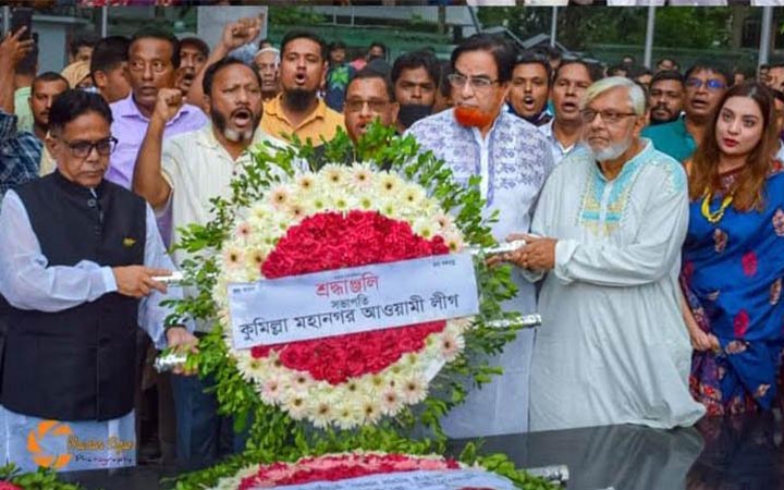বঙ্গবন্ধুর প্রতিকৃতিতে কুমিল্লা সিটি মেয়রের শ্রদ্ধা