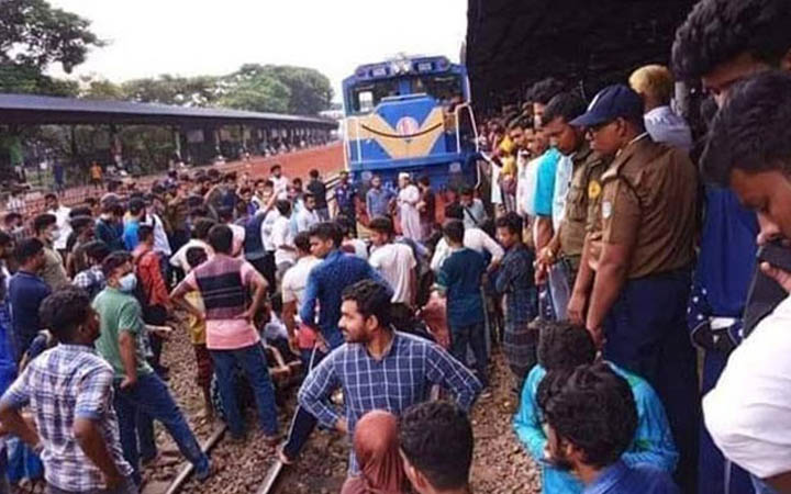 বিমানবন্দরে ট্রেন আটকে শিক্ষার্থীদের বিক্ষোভ