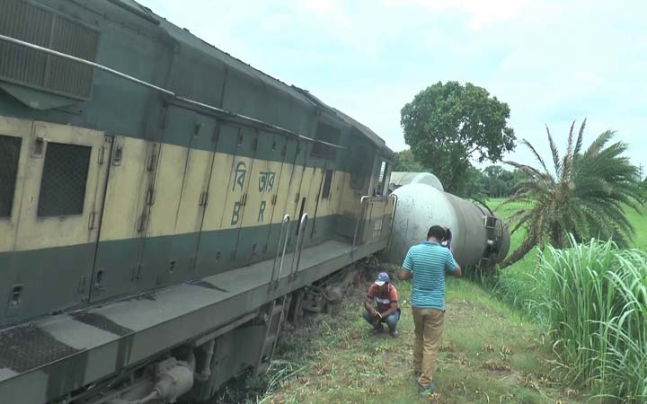 কুষ্টিয়ায় তেলবাহী ট্রেনের ইঞ্জিন ও ওয়াগন লাইনচ্যুত