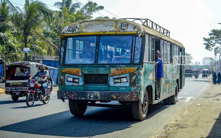খুলনায় আড়াই বছর পর নগর পরিবহন চালু