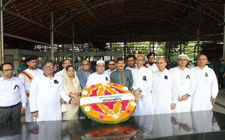 বঙ্গবন্ধুর প্রতিকৃতিতে হাইকোর্ট বিভাগে নবনিযুক্ত ১১ বিচারপতির শ্রদ্ধা