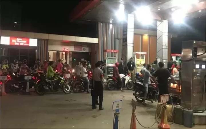বাংলাদেশে তেলের দামের নজিরবিহীন বৃদ্ধির আসল কারণ কী