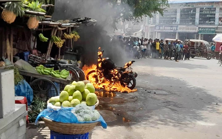 মামলা দেওয়ায় নিজের মোটরসাইকেল পোড়ালেন যুবক