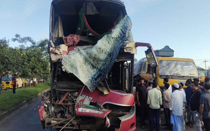 মিরসরাইয়ে ট্রাকের পেছনে বাসের ধাক্কা, চালক নিহত