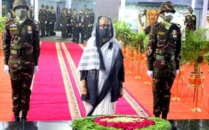 বঙ্গবন্ধুর প্রতিকৃতিতে প্রধানমন্ত্রীর শ্রদ্ধা নিবেদন
