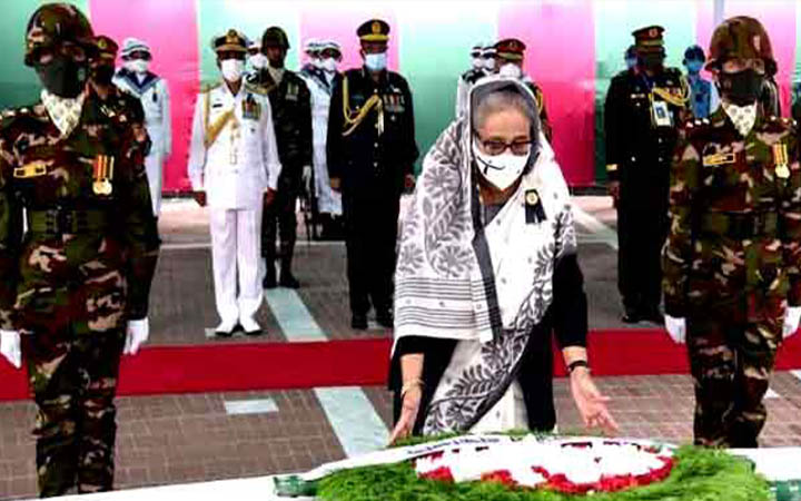টুঙ্গিপাড়ায় বঙ্গবন্ধুর সমাধিতে প্রধানমন্ত্রীর শ্রদ্ধা