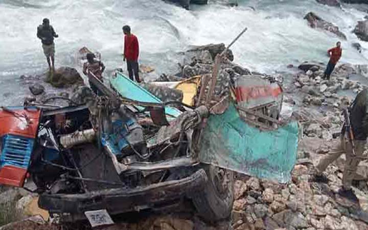 কাশ্মিরে ৩৭ যাত্রী নিয়ে নদীতে বাস, মৃত ৬