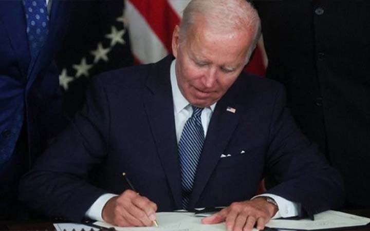 জলবায়ু পরিবর্তন ও স্বাস্থ্য সেবা আইনে স্বাক্ষর করছেন বাইডেন