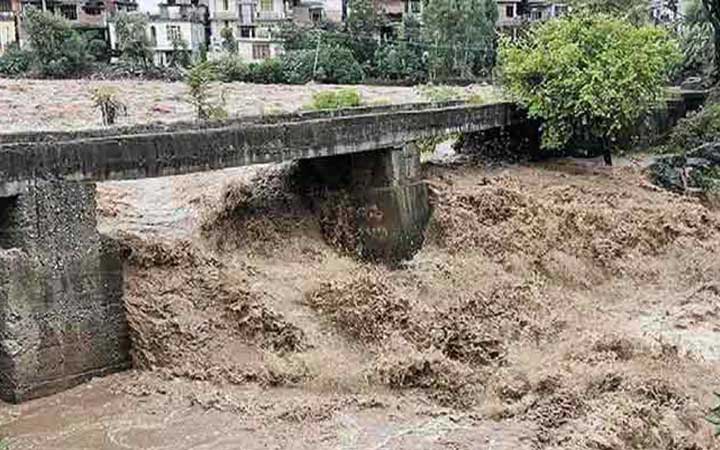 ভারতে আকস্মিক বন্যা ও ভূমিধসে ৩১ জনের মৃত্যু