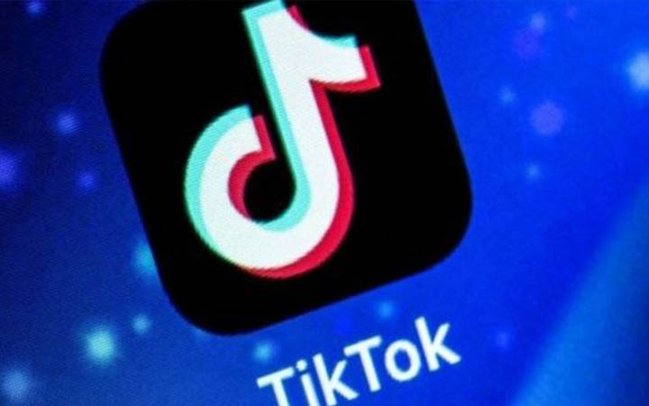 ক্লাস ফাঁকি দিয়ে টিকটক : স্কুল থেকে ছাড়পত্র পেল ৩ ছাত্রী