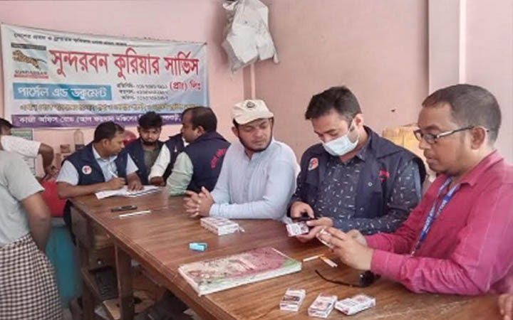 ফুলবাড়ী সুন্দরবন কুরিয়ার সার্ভিসে আসা নকল সিগারেট জব্দ