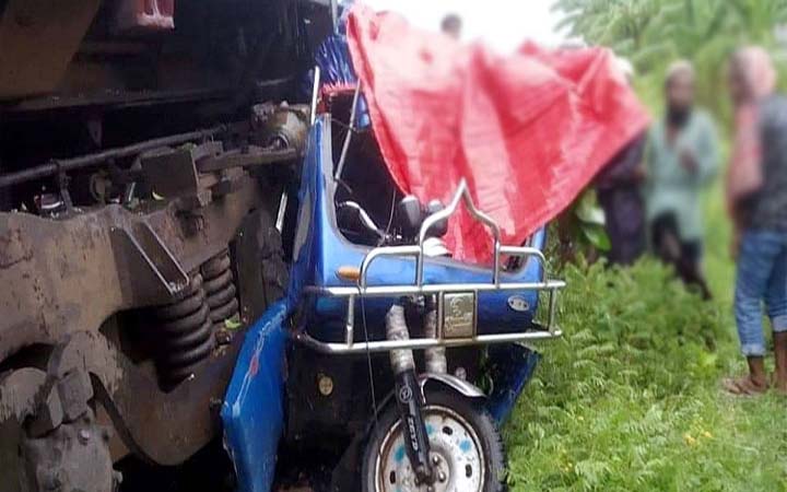 ফরিদপুরে ইজিবাইকে ট্রেনের ধাক্কায় মা ও ছেলে নিহত