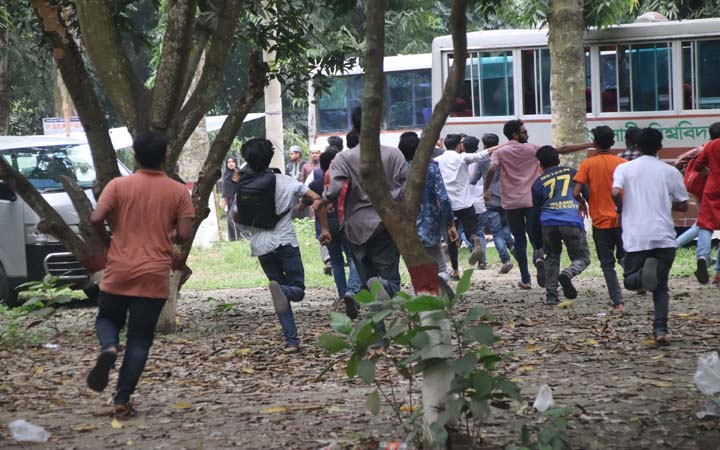 ইবিতে শিবিরকর্মী দাবি করে দুই শিক্ষার্থীকে ছাত্রলীগের মারধর