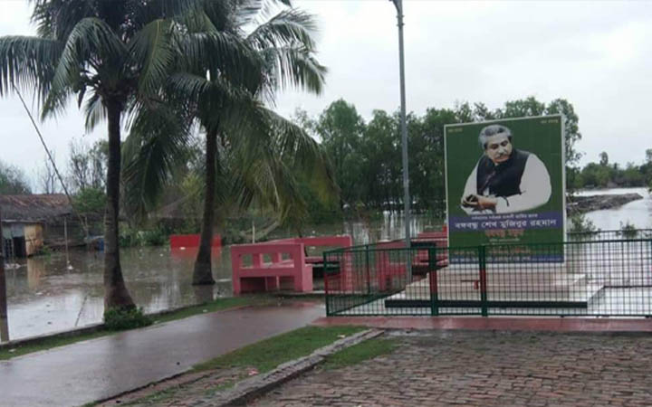 শহররক্ষা বাঁধে ভাঙন : পাইকগাছা পৌরসদরের নিম্নাঞ্চল প্লাবিত