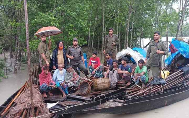 সুন্দরবনে বিষ দিয়ে মাছ শিকারের সময় ৮ জেলে আটক