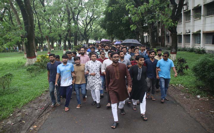 ইসলামী বিশ্ববিদ্যালয় : রাতে বিস্ফোরণ-আতঙ্ক, দিনভর বিক্ষোভ-উত্তাপ