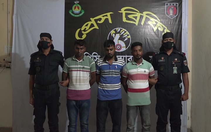 যশোরে নকল ব্যান্ডরোলযুক্ত রুপালি ও মনির বিড়ির মালিক র‌্যাবের হাতে আটক