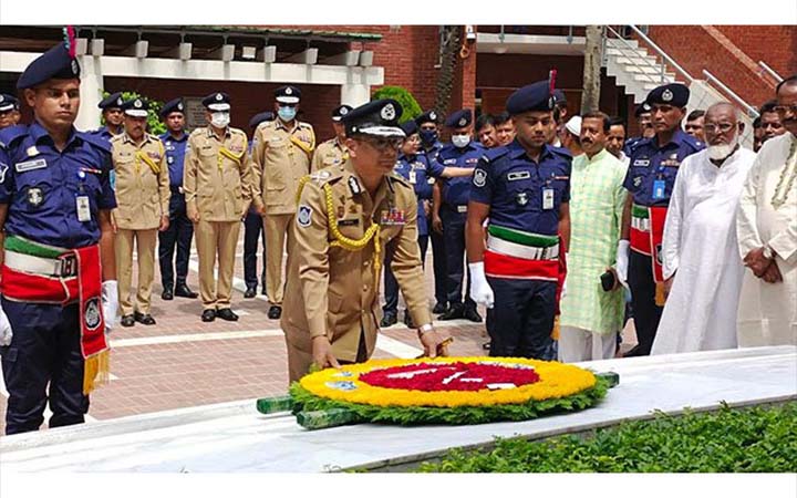 বঙ্গবন্ধুর সমাধিতে নতুন আইজিপির শ্রদ্ধা