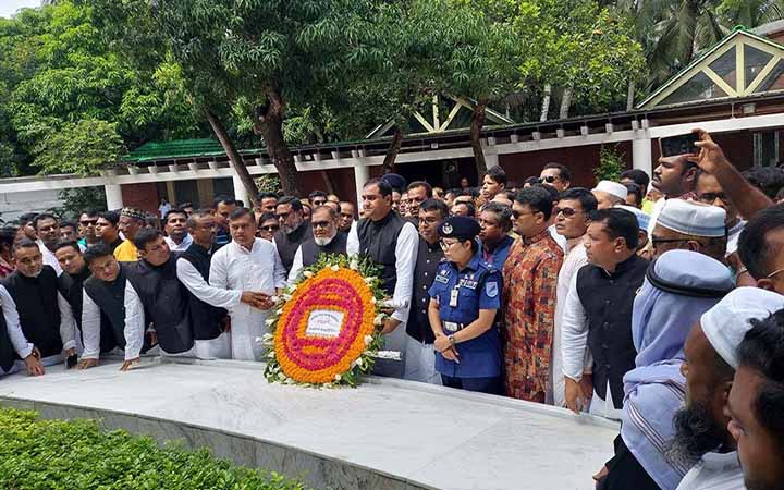বঙ্গবন্ধুর সমাধিতে মুক্তিযুদ্ধ বিষয়ক মন্ত্রীর শ্রদ্ধা নিবেদন