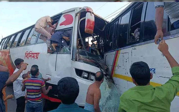 দুই বাসের মুখোমুখি সংঘর্ষ, হাসপাতালে ১২