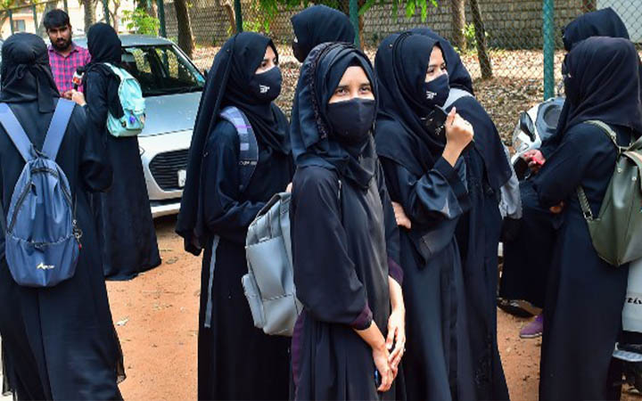 কর্নাটকে হিজাব ইস্যু : ‘খণ্ডিত রায়ে’ উচ্চতর বেঞ্চে মামলা