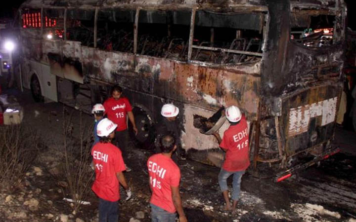 পাকিস্তানে বাসে আগুন, নিহত ১৭