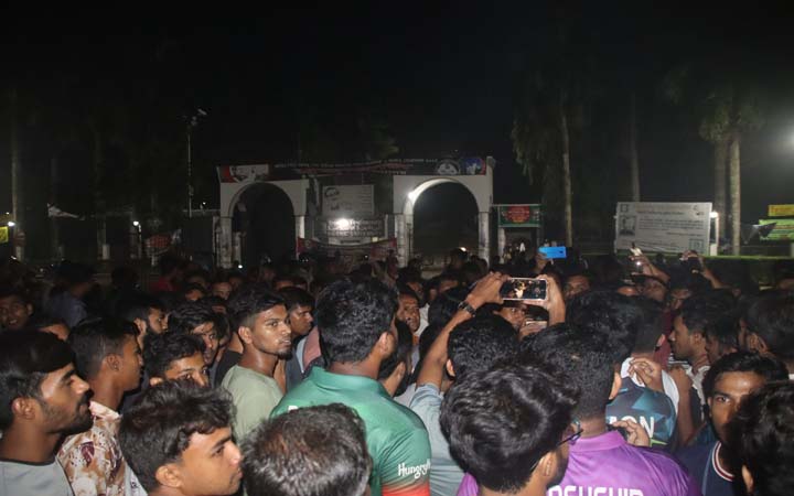 ইসলামী বিশ্ববিদ্যালয় : গতিরোধকের দাবিতে তিন ঘন্টা মহাসড়ক অবরোধ