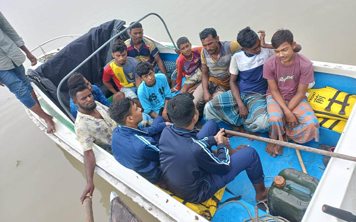 ভোলায় ইলিশ শিকারের দায়ে ৯ জেলে আটক