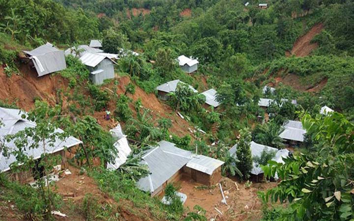 চট্টগ্রামে পাহাড় ধসের আশঙ্কায় নিরাপদ আশ্রয়ে কয়েক শ’ পরিবার