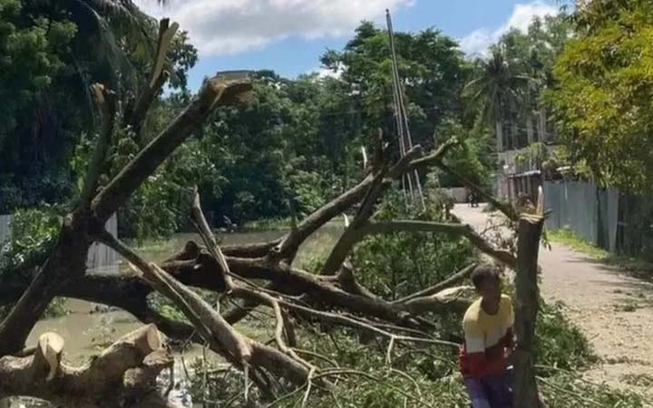 সিত্রাং আঘাত হানার দুদিন গেলেও অনেক জায়গায় ফেরেনি বিদ্যুৎ