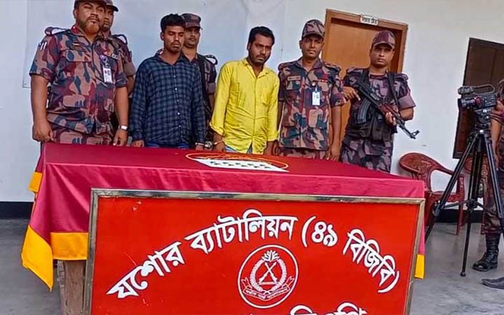 বেনাপোলে ১০ স্বর্ণের বারসহ দুই সহোদর আটক