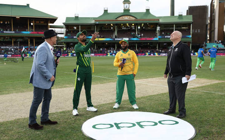 ‘হারলেই বাদ’ ম্যাচে টসে জিতে ব্যাটিংয়ে পাকিস্তান