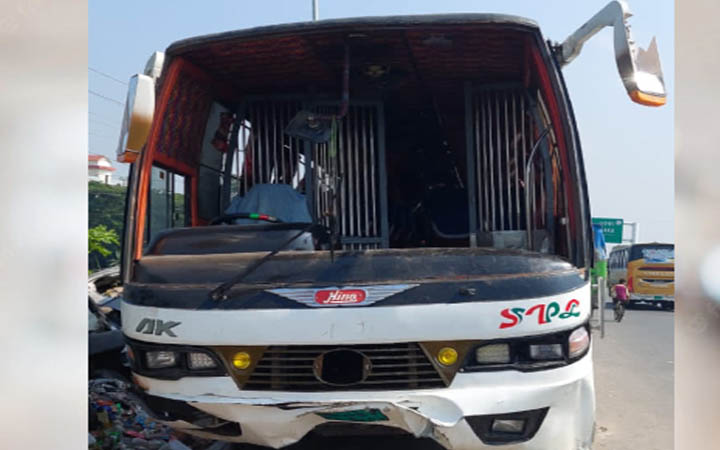 বাস নিয়ন্ত্রণ হারিয়ে গাছের সাথে ধাক্কা লেগে নিহত ৪
