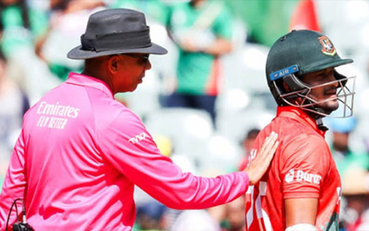 সাকিবকে আউট দেয়া সেই আম্পায়ারও ছাঁটাই