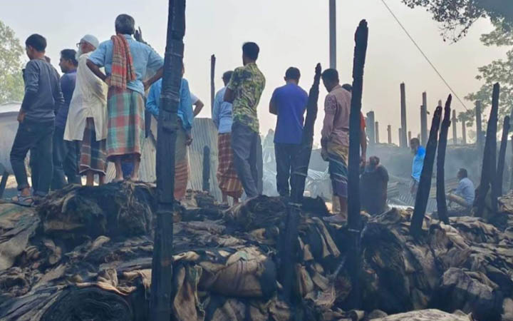 আগুনে দশ পাটের গুদাম পুড়ে ছাই, ক্ষতি ৮ কোটি