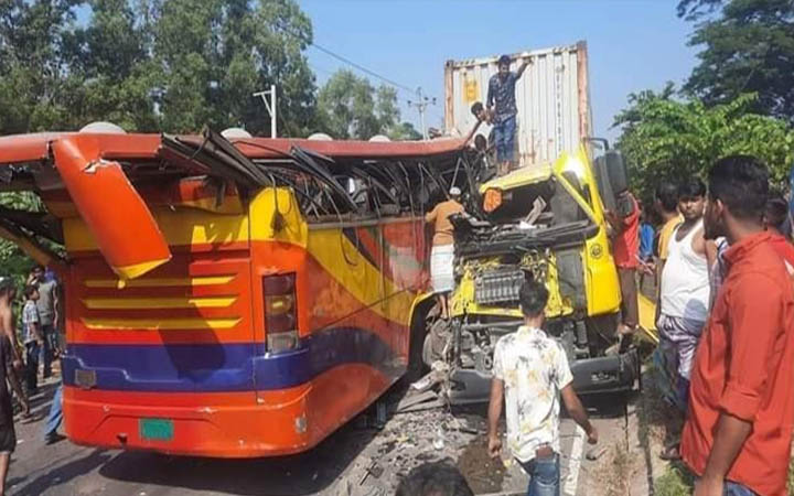 ফেনীতে বাস-কাভার্ডভ্যান সংঘর্ষে নিহত ৪