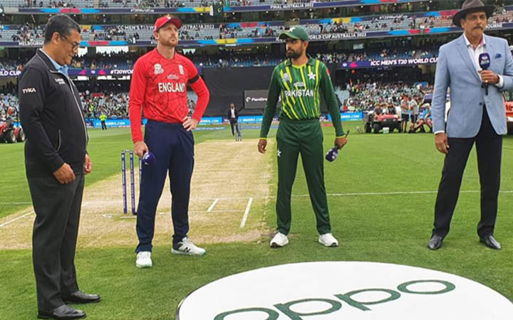 ফাইনালে টসে হেরে ব্যাটিংএ পাকিস্তান