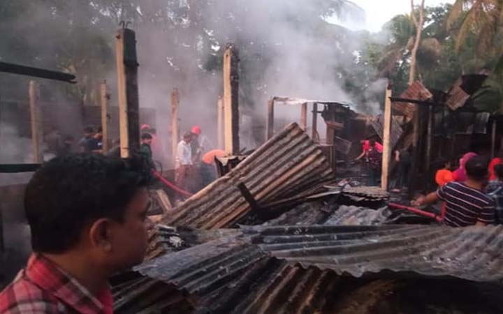 নোয়াখালীর চাটখিলে ৩টি দোকানে অগ্নিকান্ড