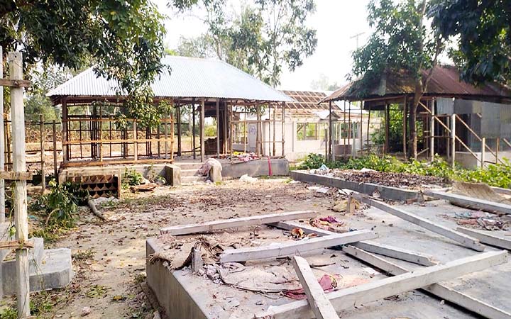 পাবনায় বাদীপক্ষের বিরুদ্ধে জেলে থাকা আসামিদের বাড়িঘর ভাঙচুর ও লুটপাটের অভিযোগ