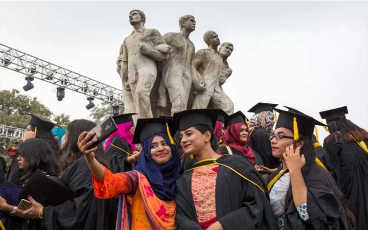 এসএসসিতে এগিয়ে, কিন্তু উচ্চশিক্ষায় নারী শিক্ষার্থীর সংখ্যা কম কেন?