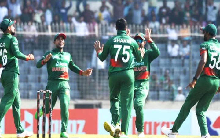 প্রথম ওভারেই সাকিবের জোড়া আঘাত