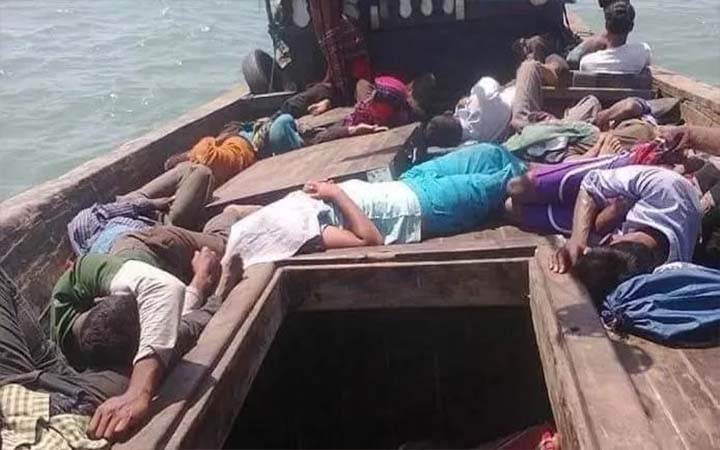 থাই উপকূলে দুইশোর বেশি রোহিঙ্গা নিয়ে ডুবতে বসেছে এক নৌকা