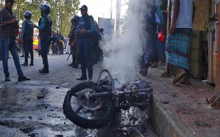 মুগদায় আ.লীগ-বিএনপির ধাওয়া-পাল্টাধাওয়া, ২টি মোটরসাইকেলে আগুন